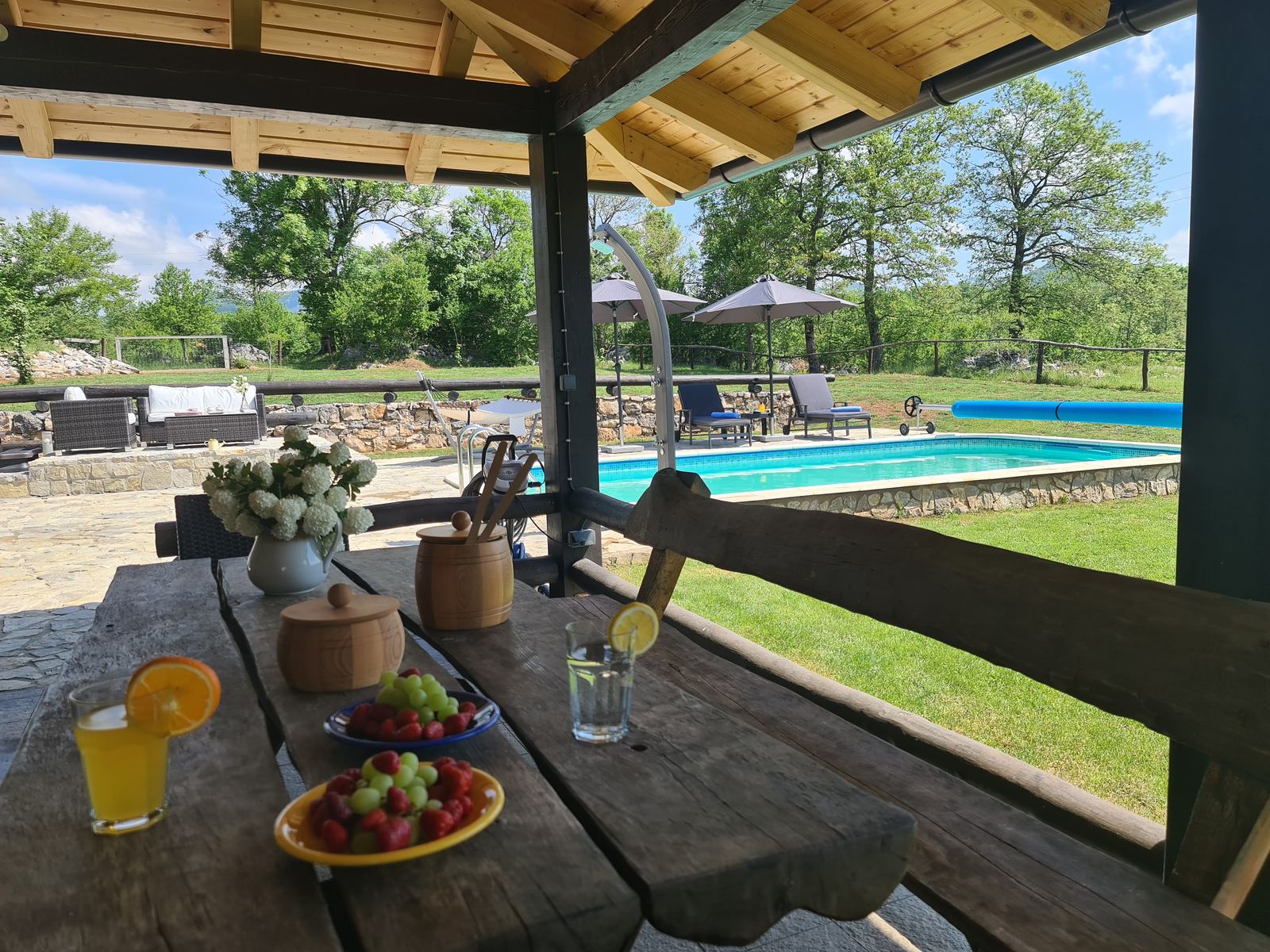 Tavolo sulla terrazza coperta con vista sulla piscina