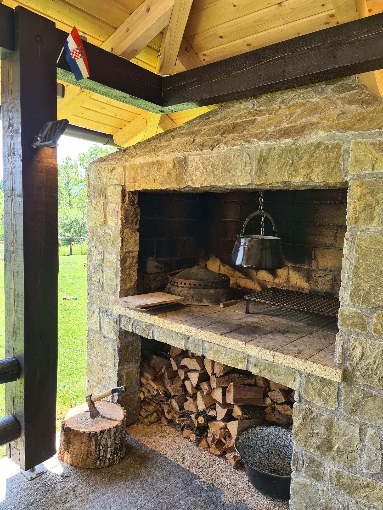Barbecue in pietra con legna