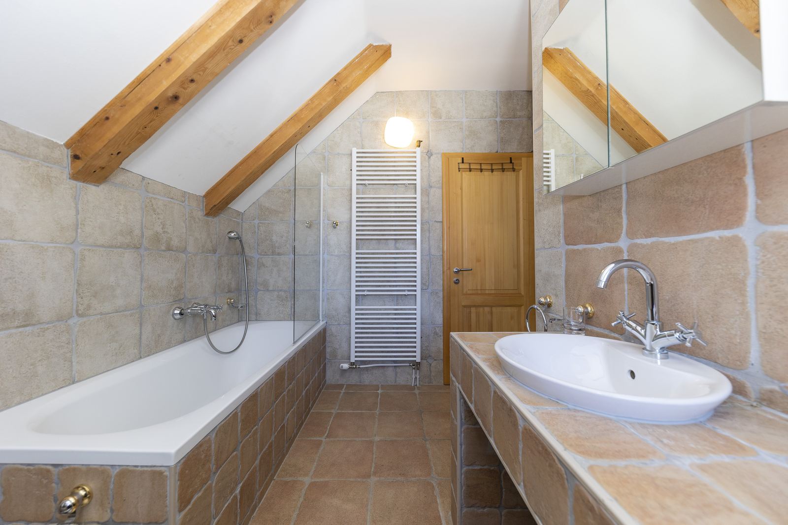 Bagno al primo piano con vasca e lavabo