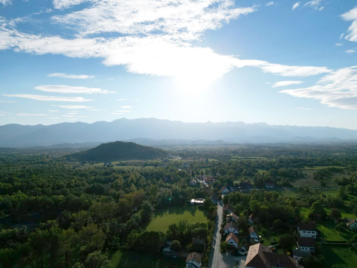 Pogled iz zraka na šume i planine oko Lovinca
