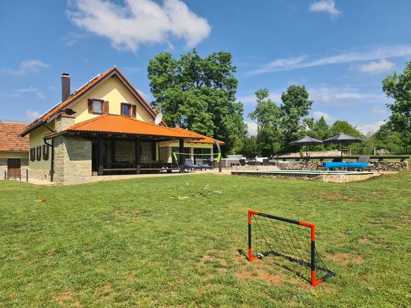 La casa, il prato e una porta da calcio
