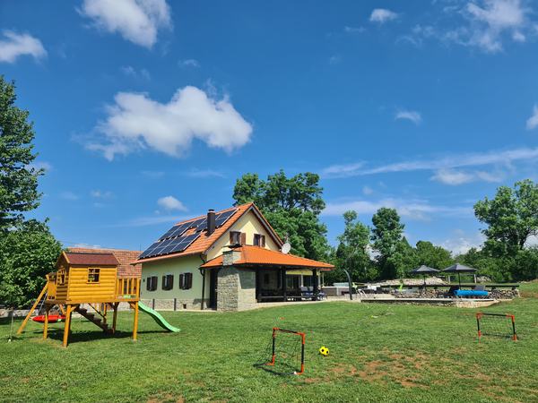 Parco giochi con casetta
