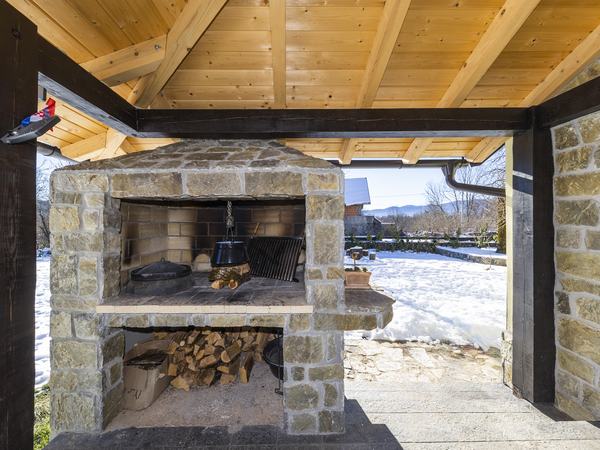 Il barbecue in pietra d'inverno