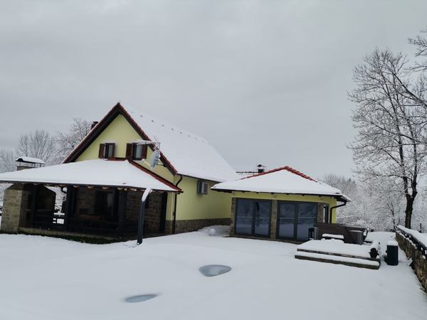 La casa e l'edificio spa sotto la neve