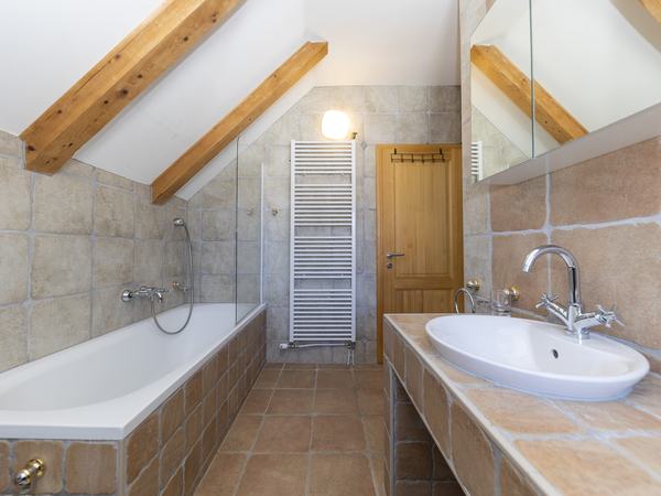 Bagno al primo piano con vasca e lavabo