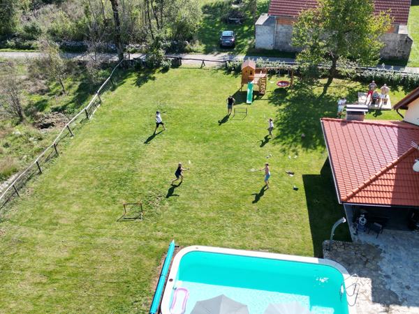 Giochi sul prato vicino alla piscina