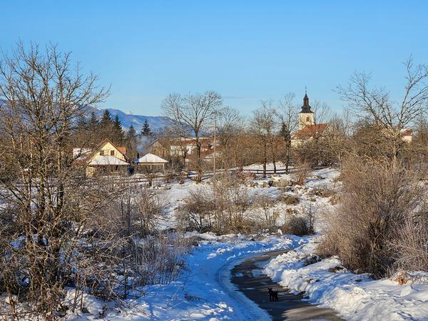 Il paese e il ruscello sotto la neve