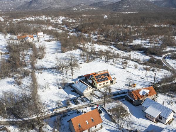 Il paese innevato dall'alto