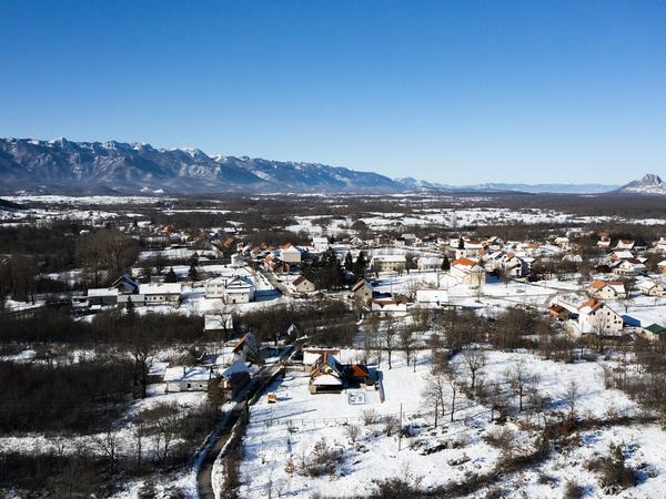 La Lika sotto la neve, con il Velebit sullo sfondo