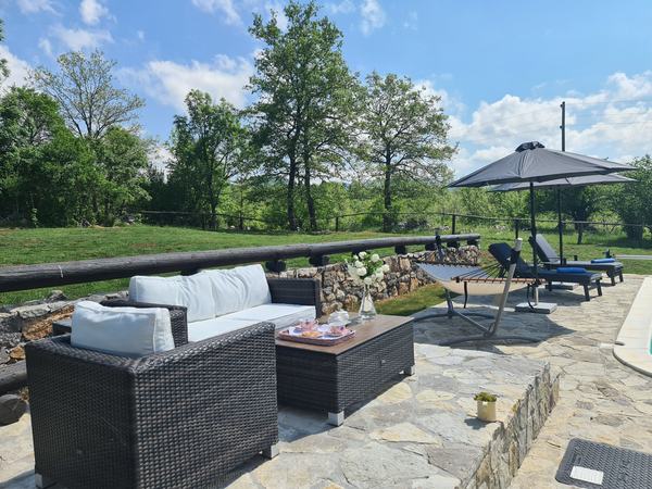 Salottino lounge accanto alla piscina