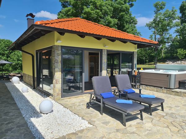 L'edificio spa con i lettini