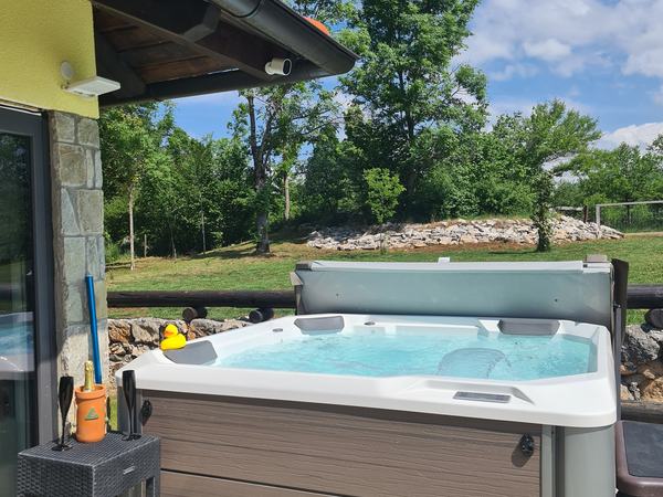 Idromassaggio accanto alla piscina
