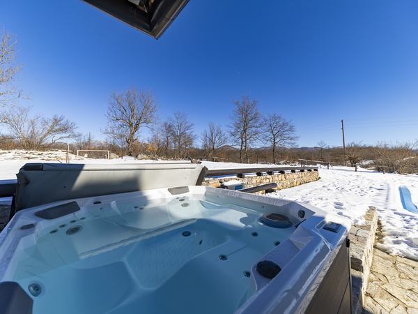 Vasca idromassaggio al sole, tutto intorno la neve