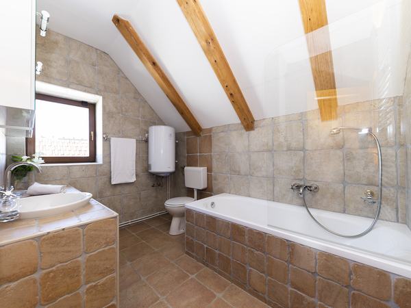 Bagno con vasca al primo piano