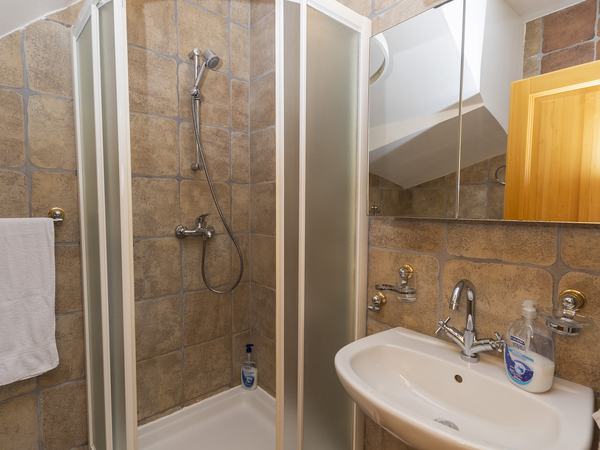 Bagno con doccia al piano terra