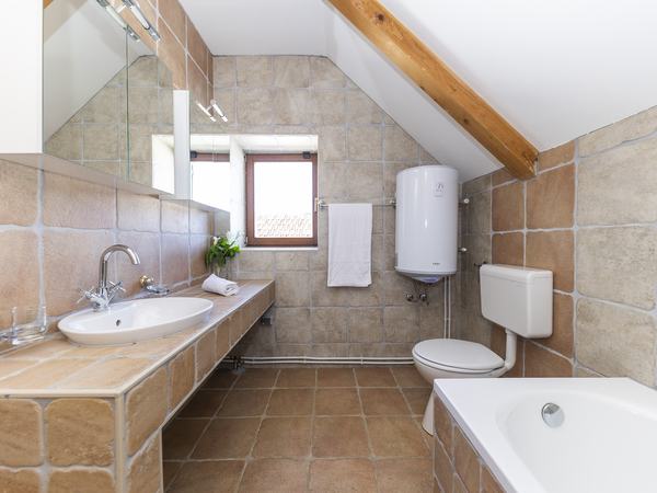 Bagno con vasca al primo piano, vista verso la finestra