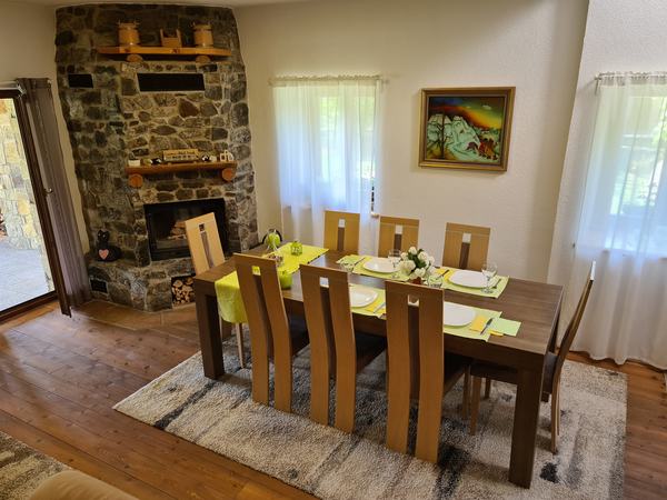 Zona pranzo accanto al camino