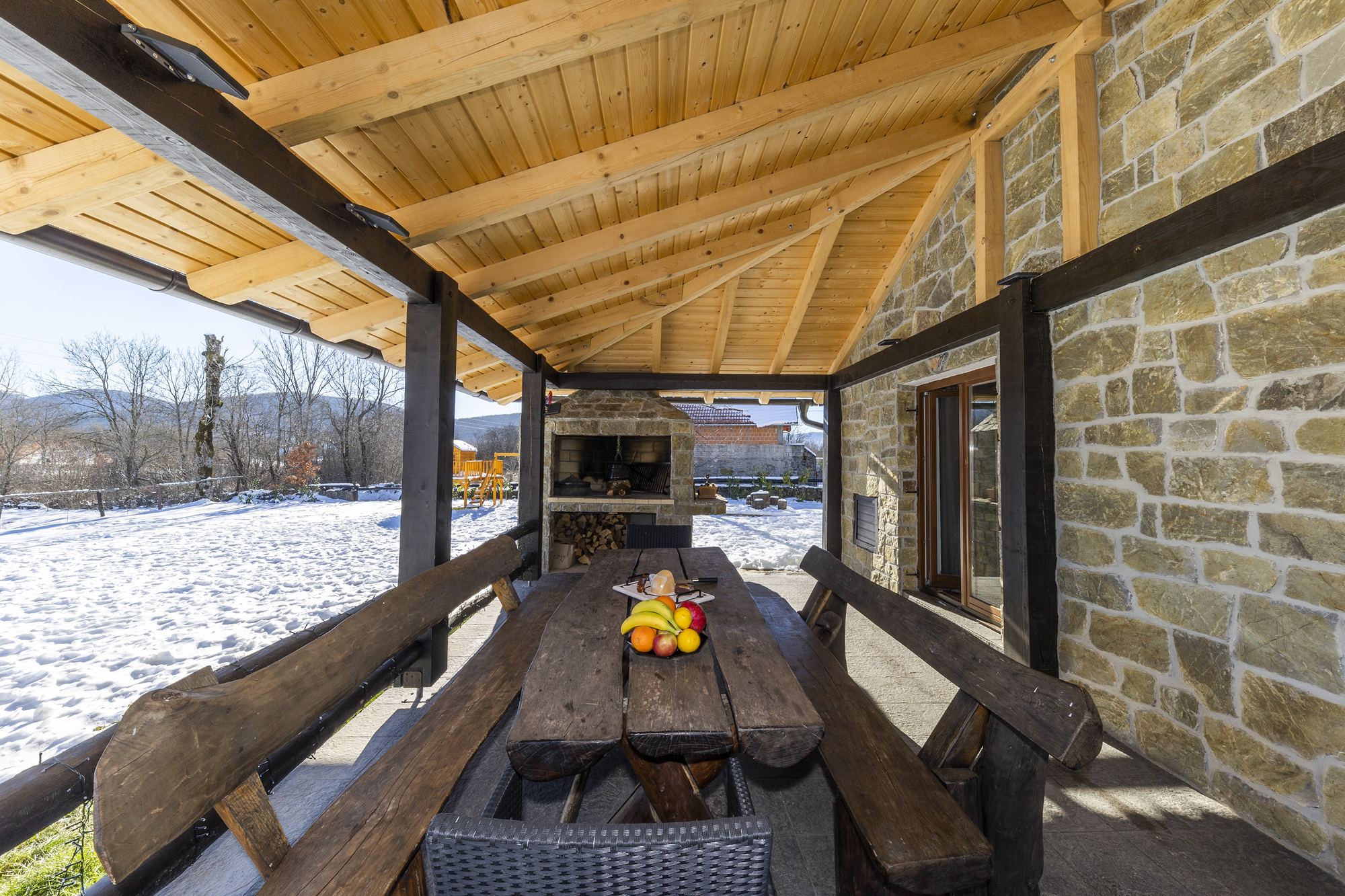Terrazza coperta con tavolo, fuori la neve