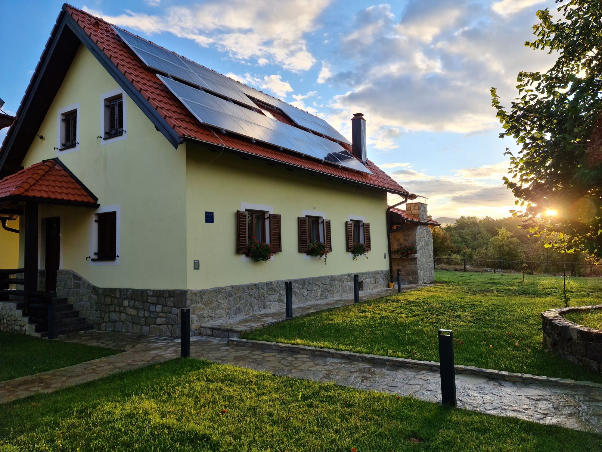 Die Villa bei Sonnenuntergang