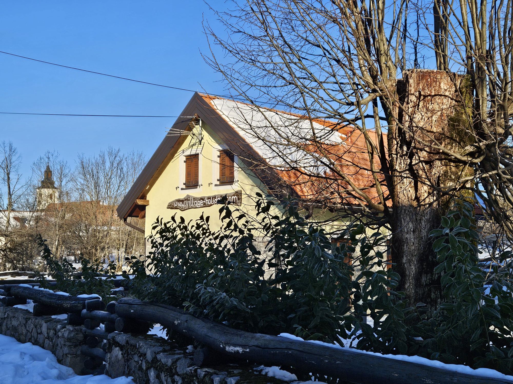Die Villa an einem sonnigen Wintertag