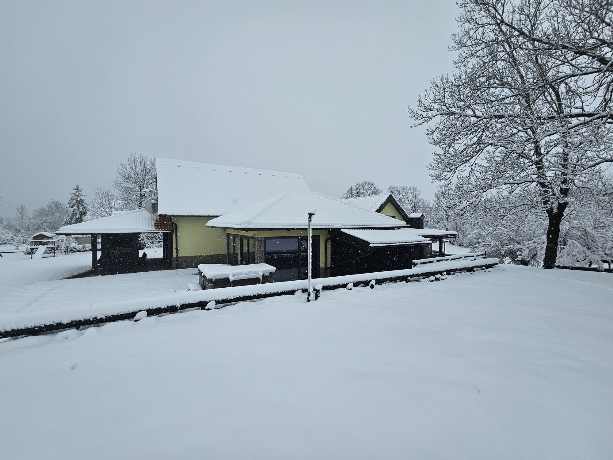La casa coperta di neve