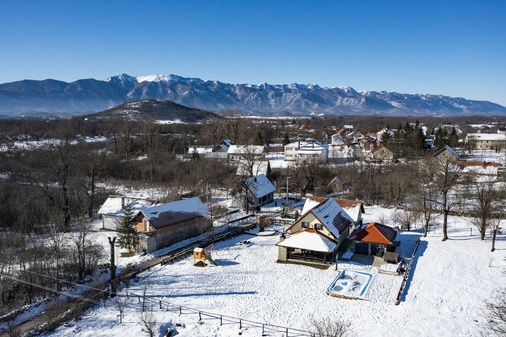 Lovinac e il Velebit innevati, dall'alto