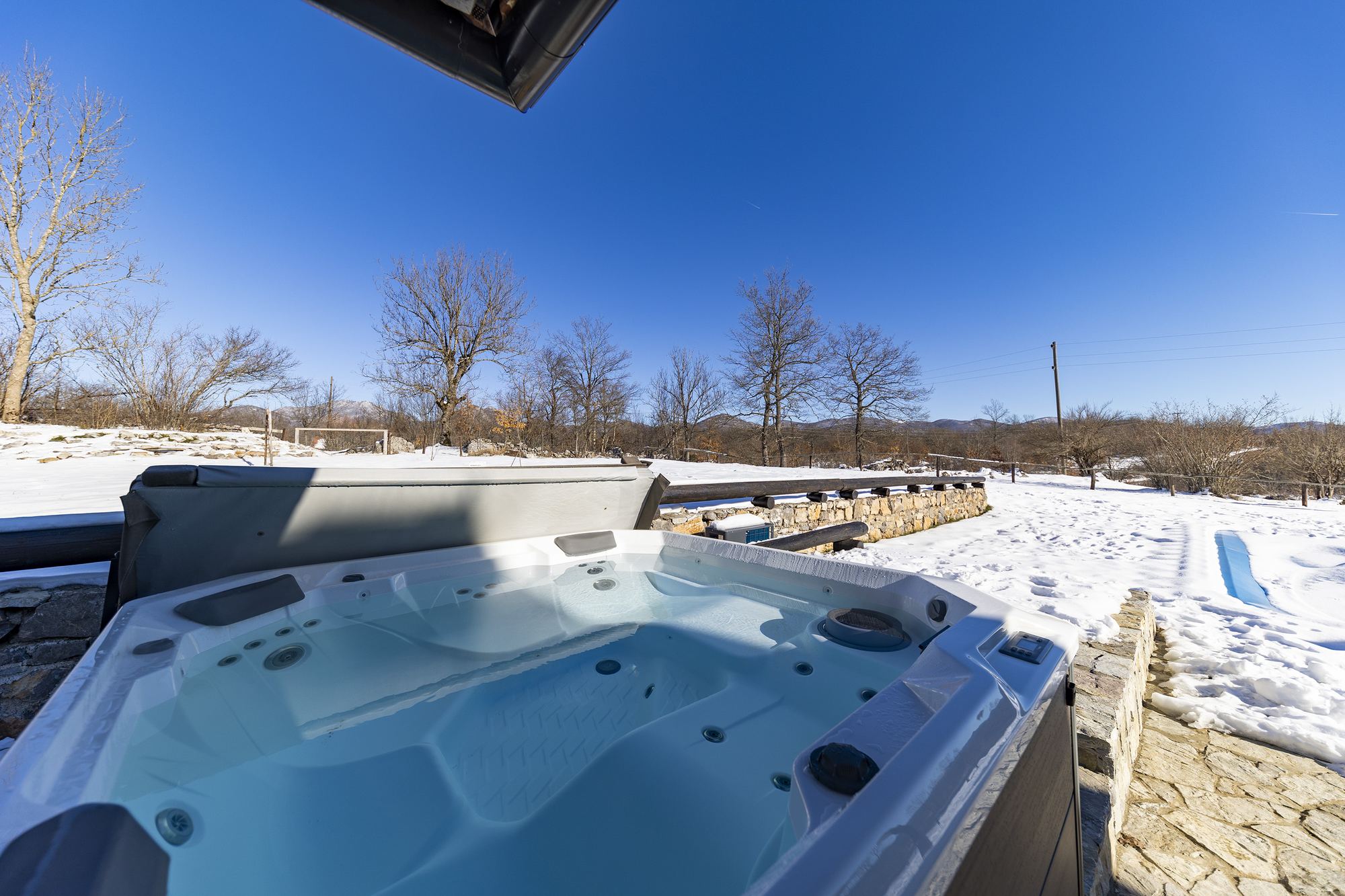 Vasca idromassaggio in terrazza circondata dalla neve