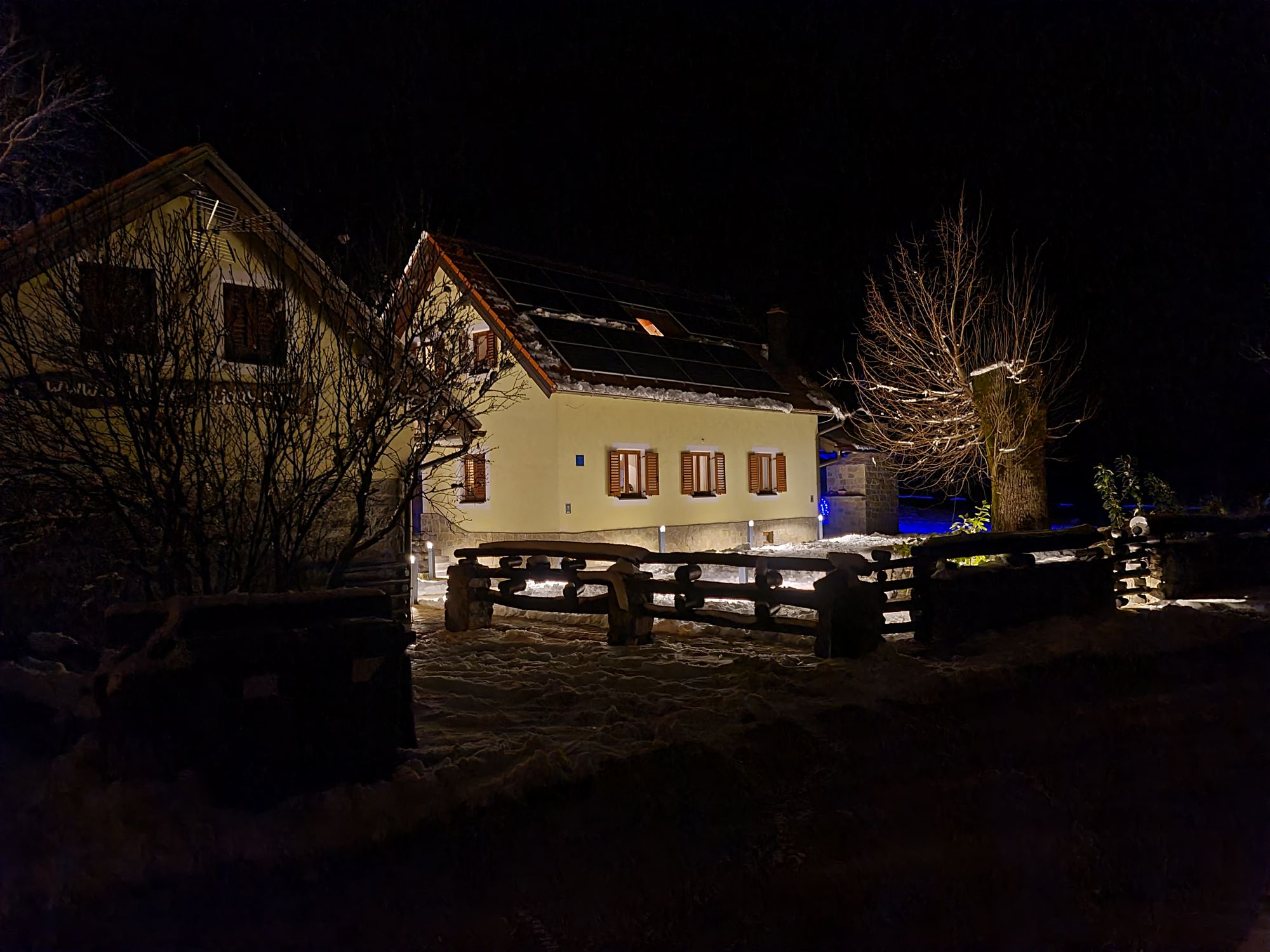 La villa illuminata in una notte di neve