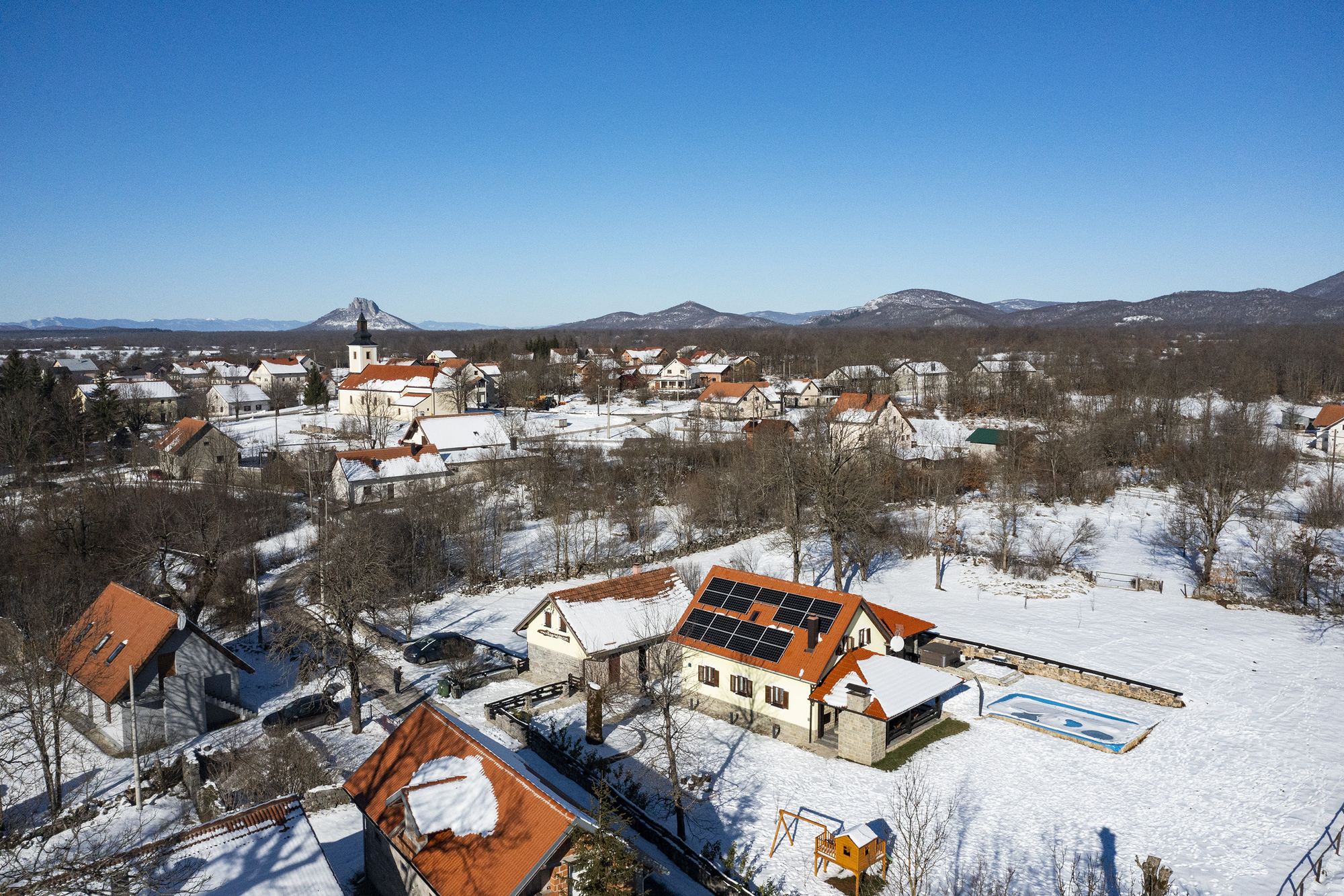 Il paese innevato e il Velebit dall'alto