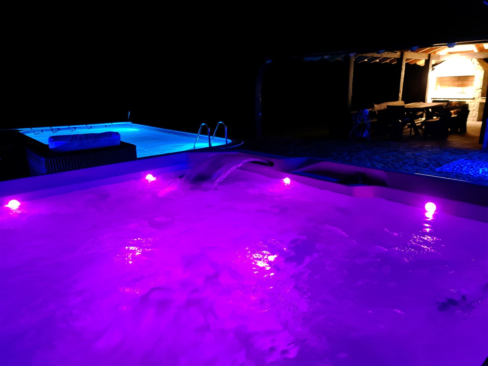 La piscina illuminata di notte