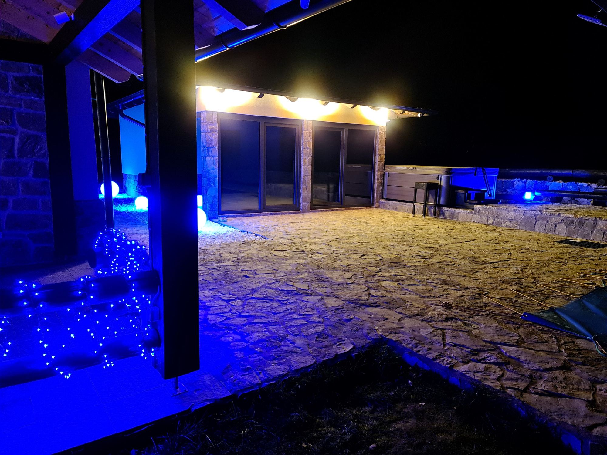La terrazza della spa con luci blu in una notte d'inverno