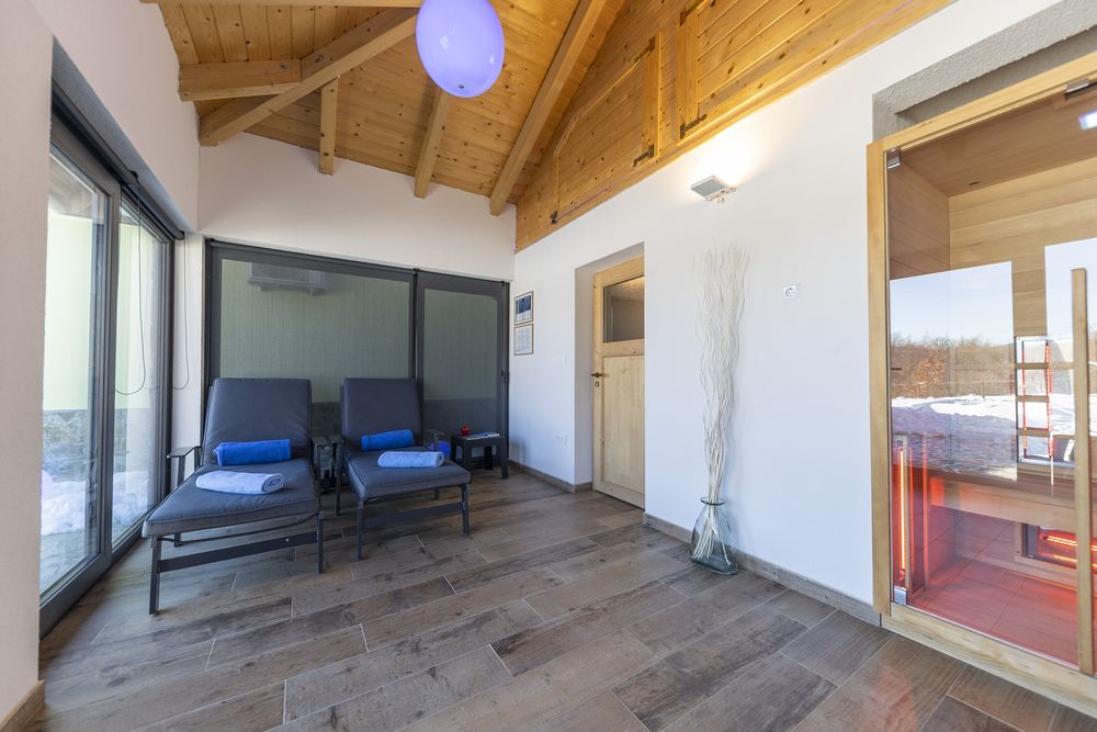 Lettini nella sala spa, oltre il vetro la neve