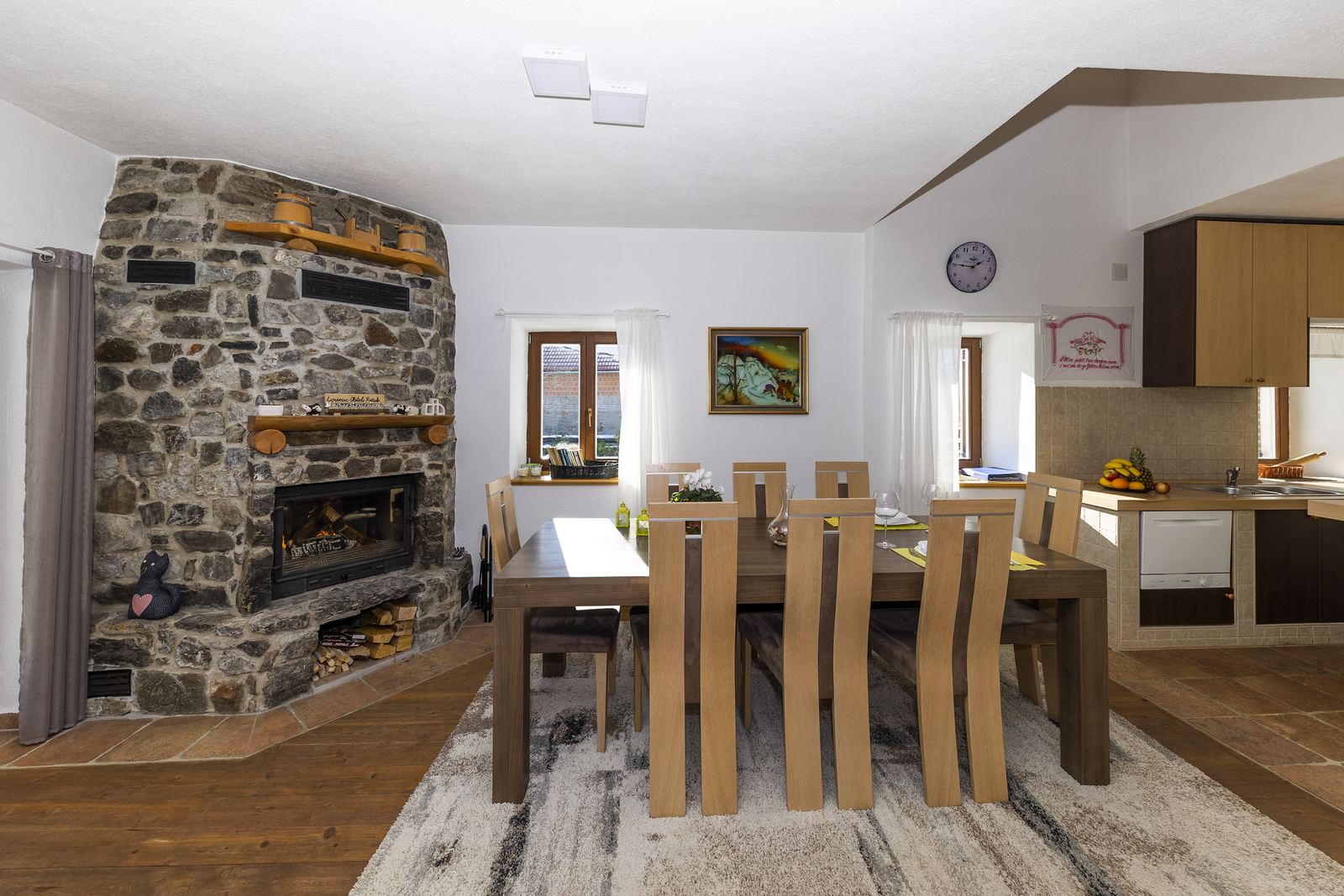 Soggiorno con zona pranzo e camino
