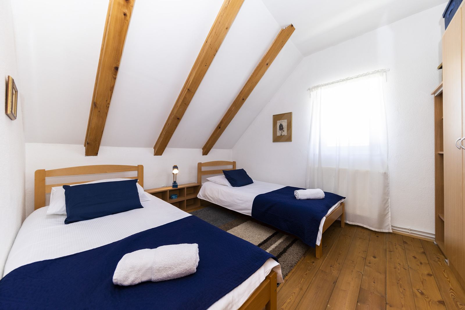 Camera da letto con travi in legno