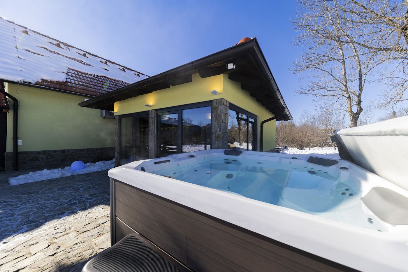 Jacuzzi na suncu, okolo snijeg