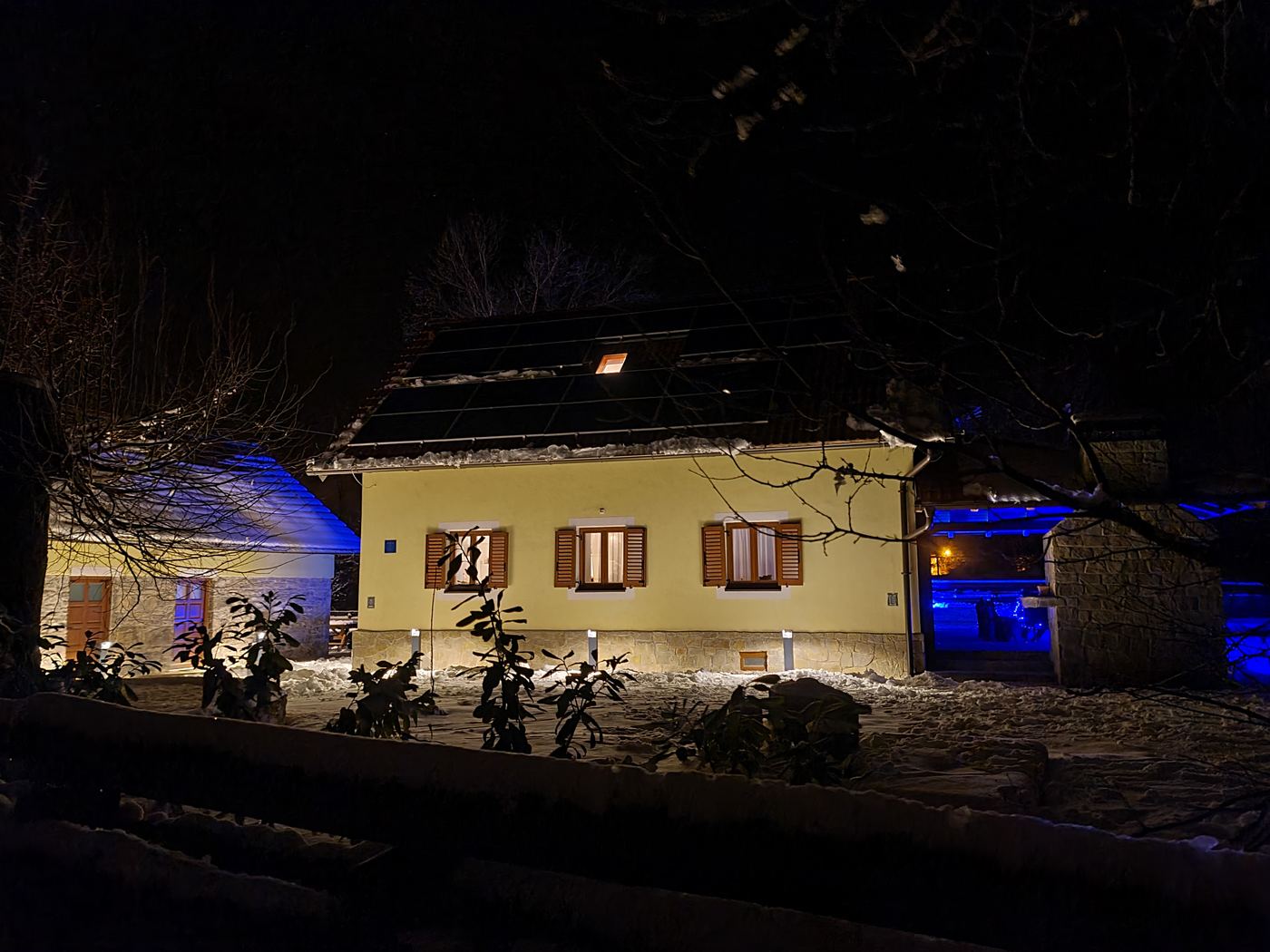 Osvijetljena kuća u zimskoj noći